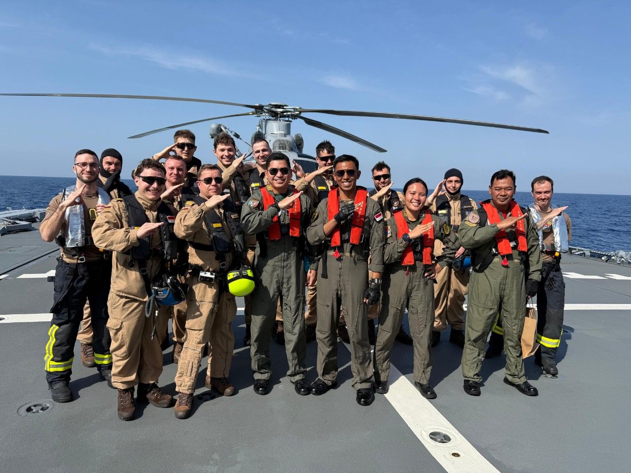 Helikopter Panther AS 565 MBe Satgas MTF TNI Konga XXVIII-P/UNIFIL Latihan DLP dan Vertrep dengan Kapal Perang Jerman