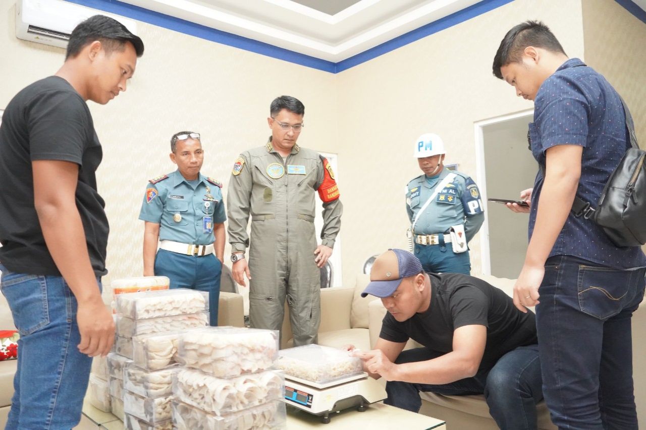 Satgaspam TNI AL Bandara Juanda Gagalkan Pengiriman Sarang Burung Walet Tanpa Dokumen Resmi