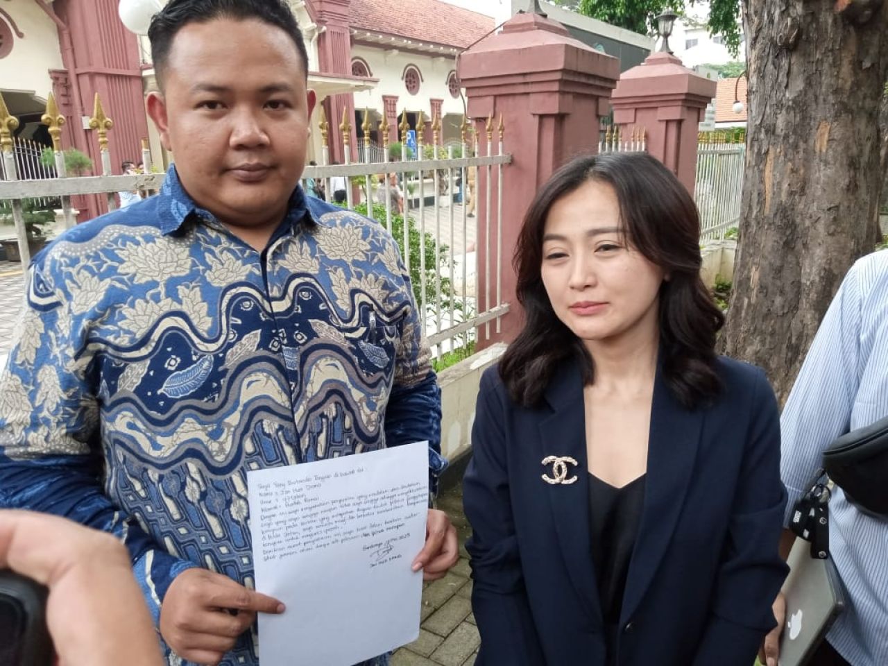 Elok Kadja Saat diwawancarai Awak Media