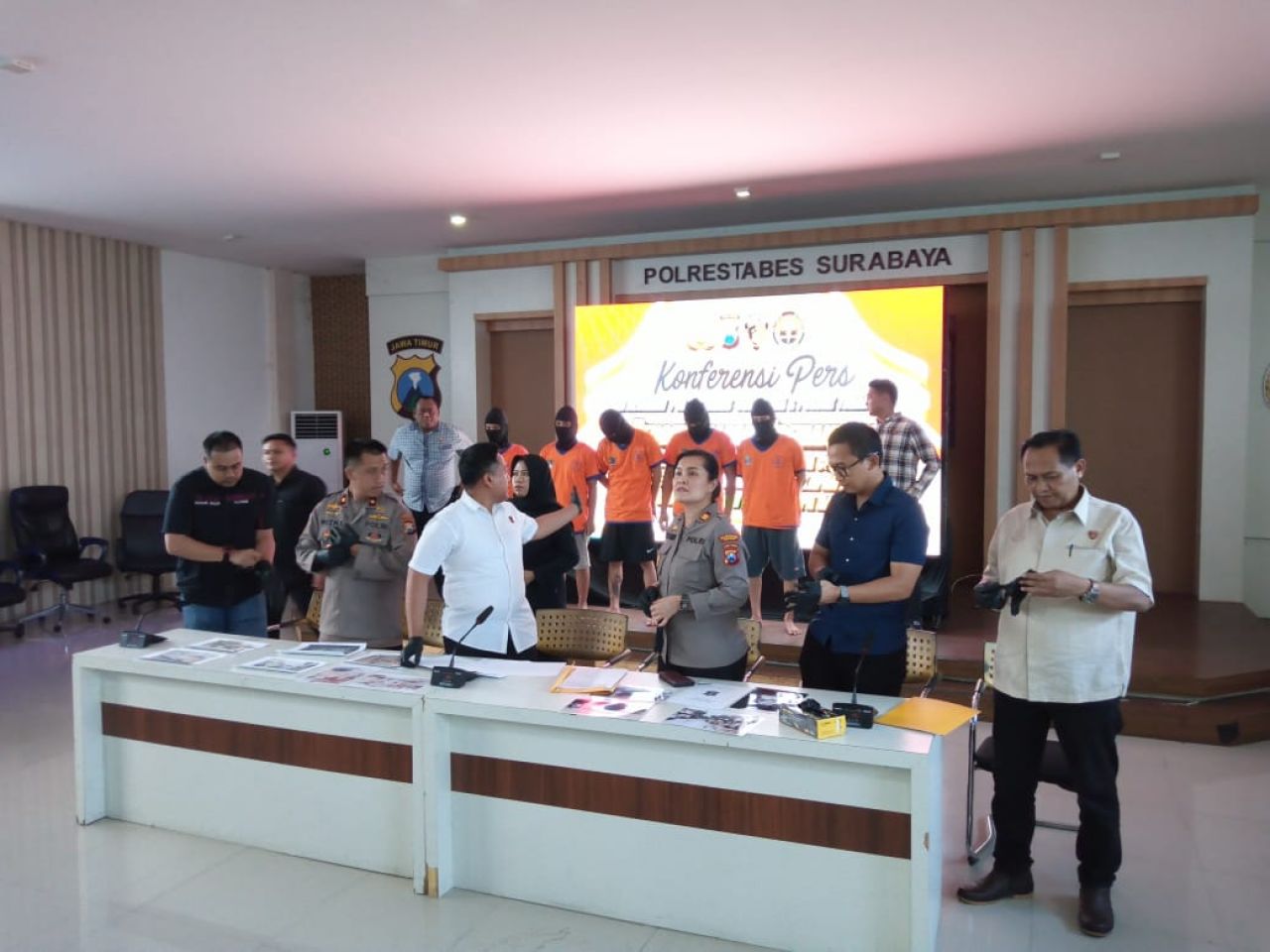 Berkedok Ormas, Lima Tersangka Digulung Satreskrim Polrestabes Surabaya