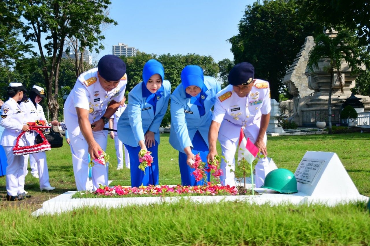 Puspenerbal Ziarah di TMP 10 November dan TMB TNl AL Gebang Jelang HUT Ke-69 Penerbangan TNI AL
