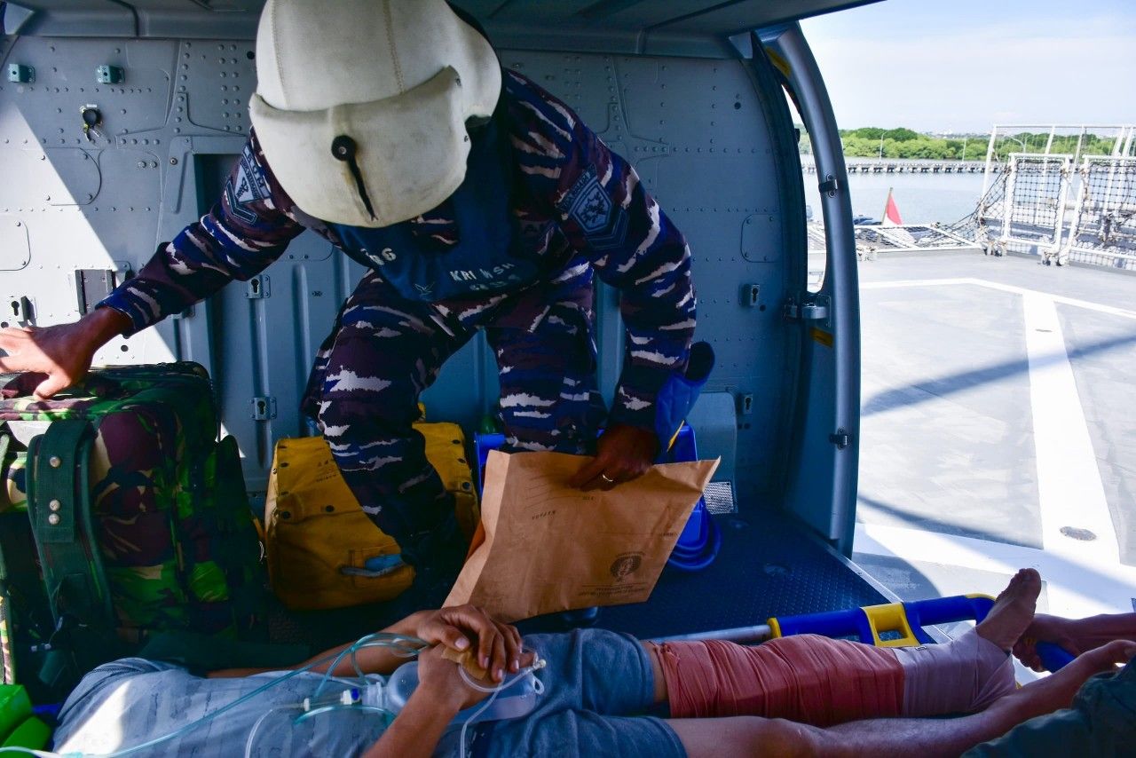 Heli Panther Wing Udara 2 Laksanakan Evakuasi Medis di KRI dr. Wahidin Sudirohusodo
