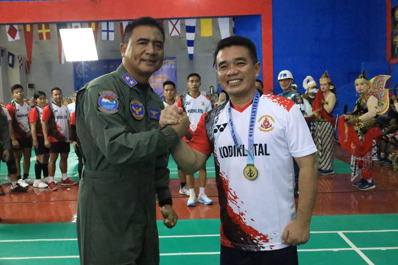 Komandan Puspenerbal Serahkan Medali dan Piala Cabor Bulutangkis Poral Wiltim 2025