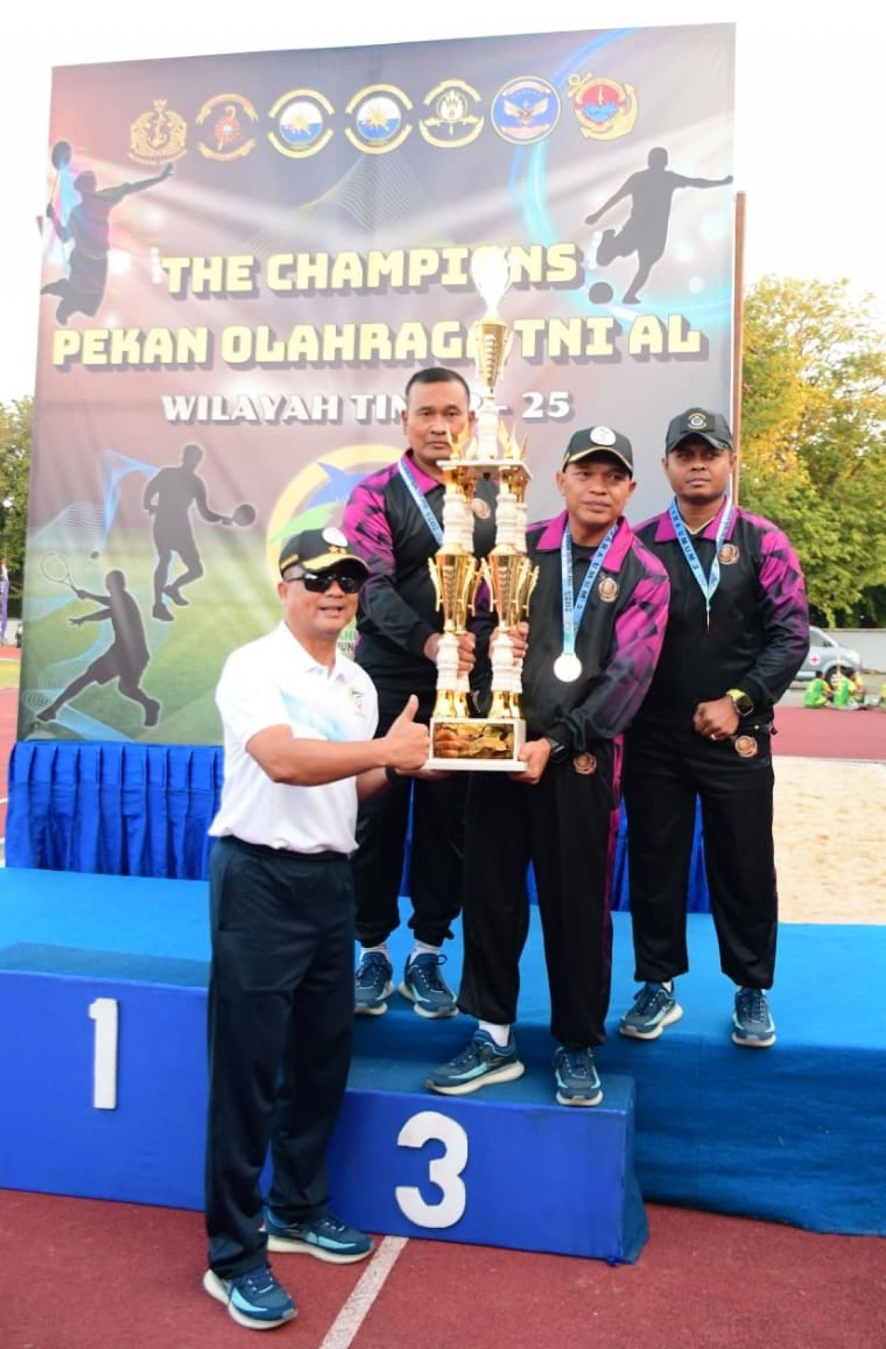 Komandan Puspenerbal Serahkan Piala Juara Umum Ke-3 Poral Wiltim 2025