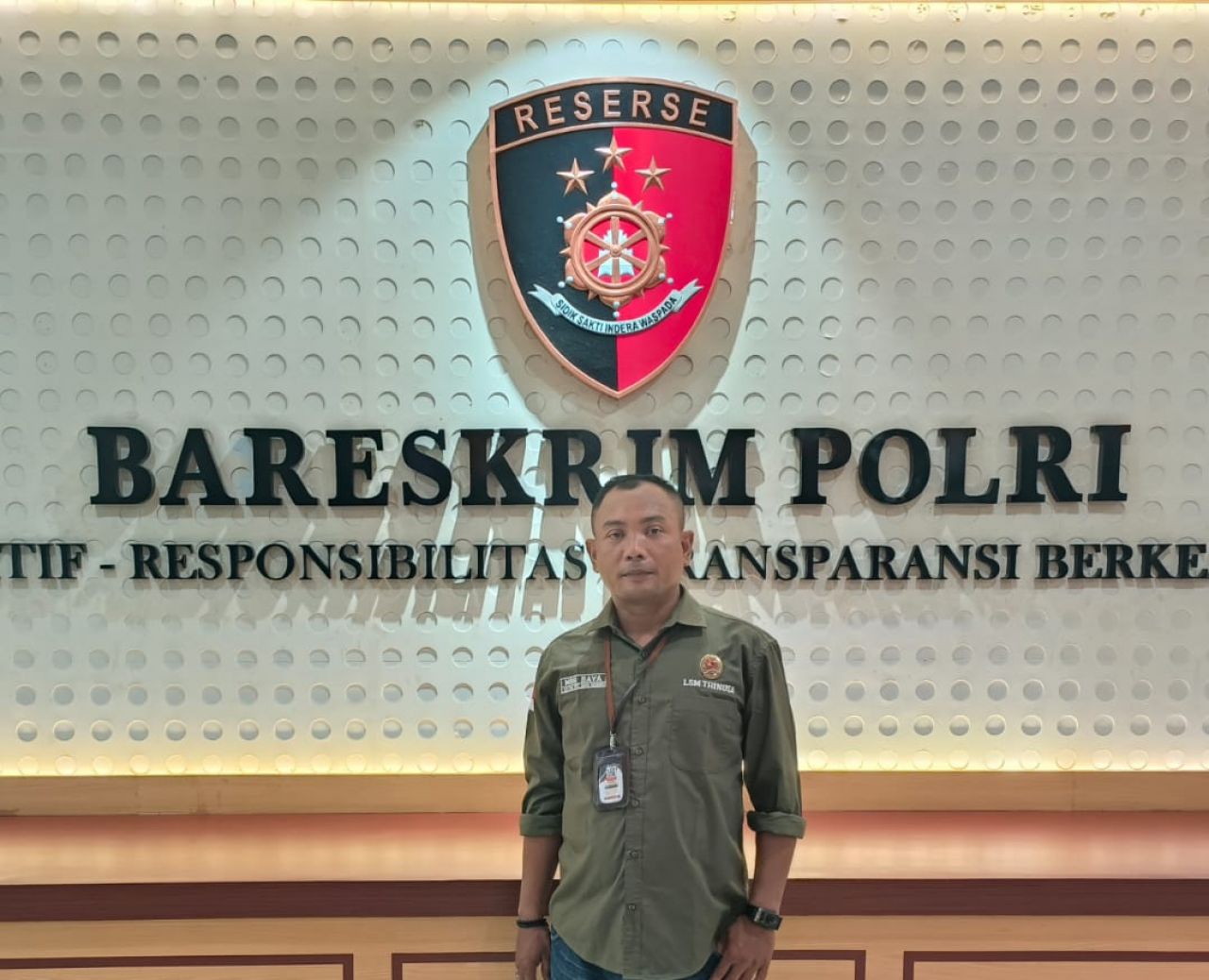 Ketua LSM Tri Nusa Bekasi Raya Maksum Alfarizi saat melaporkan kasus dugaan korupsi dalam pengadaan Migas Kota Bekasi ke KPK. (Poto: dok.HNN)