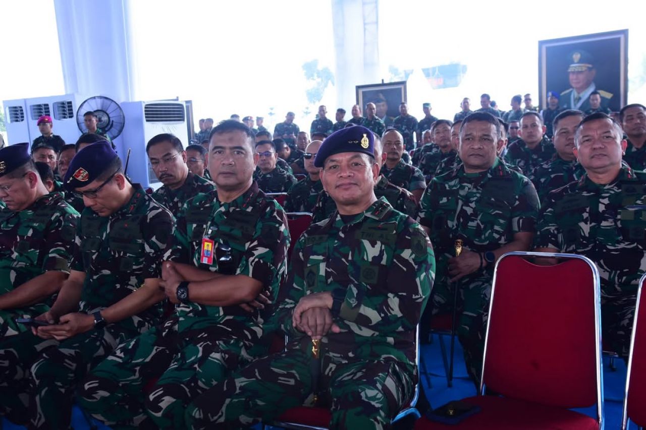 Komandan Puspenerbal Turut Meninjau Geladi Bersih Upacara Gelar Pasukan Militer di Bantujajar