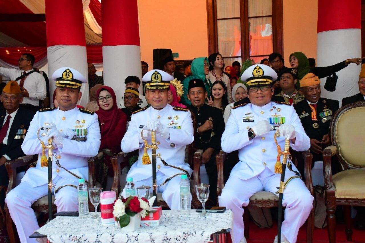 Wakil Komandan Puspenerbal Hadiri Prosesi Penurunan Bendera HUT Ke-80 Kemerdekaan Rl di Grahadi