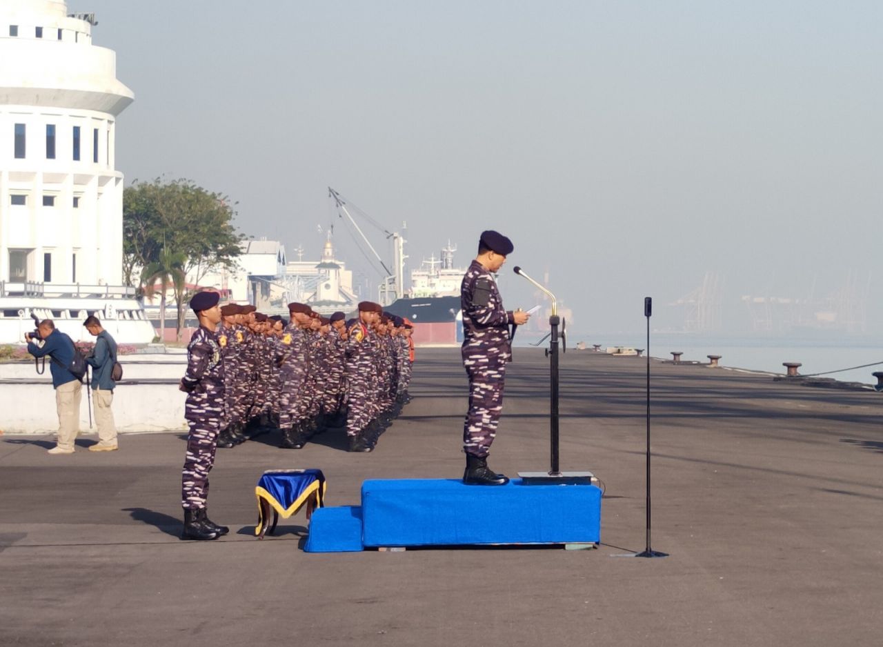Pangkoarmada II Laksda TNI I G P Alit Jaya, S.H. , M.Si Lepas KRI Bima Suci Arungi Samudra