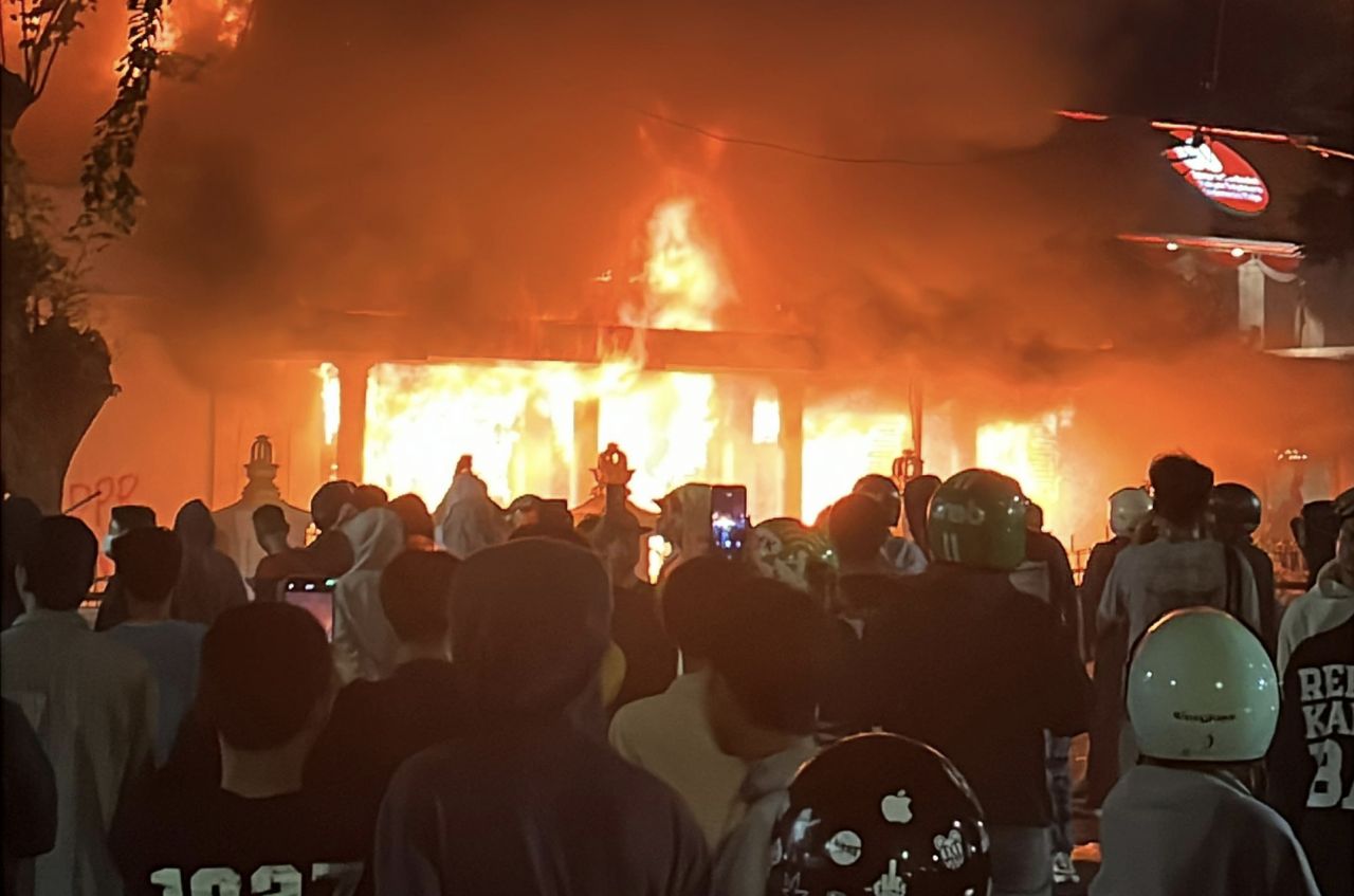 Kerusuhan Pecah di Grahadi, Press Room Wartawan Dibakar Massa