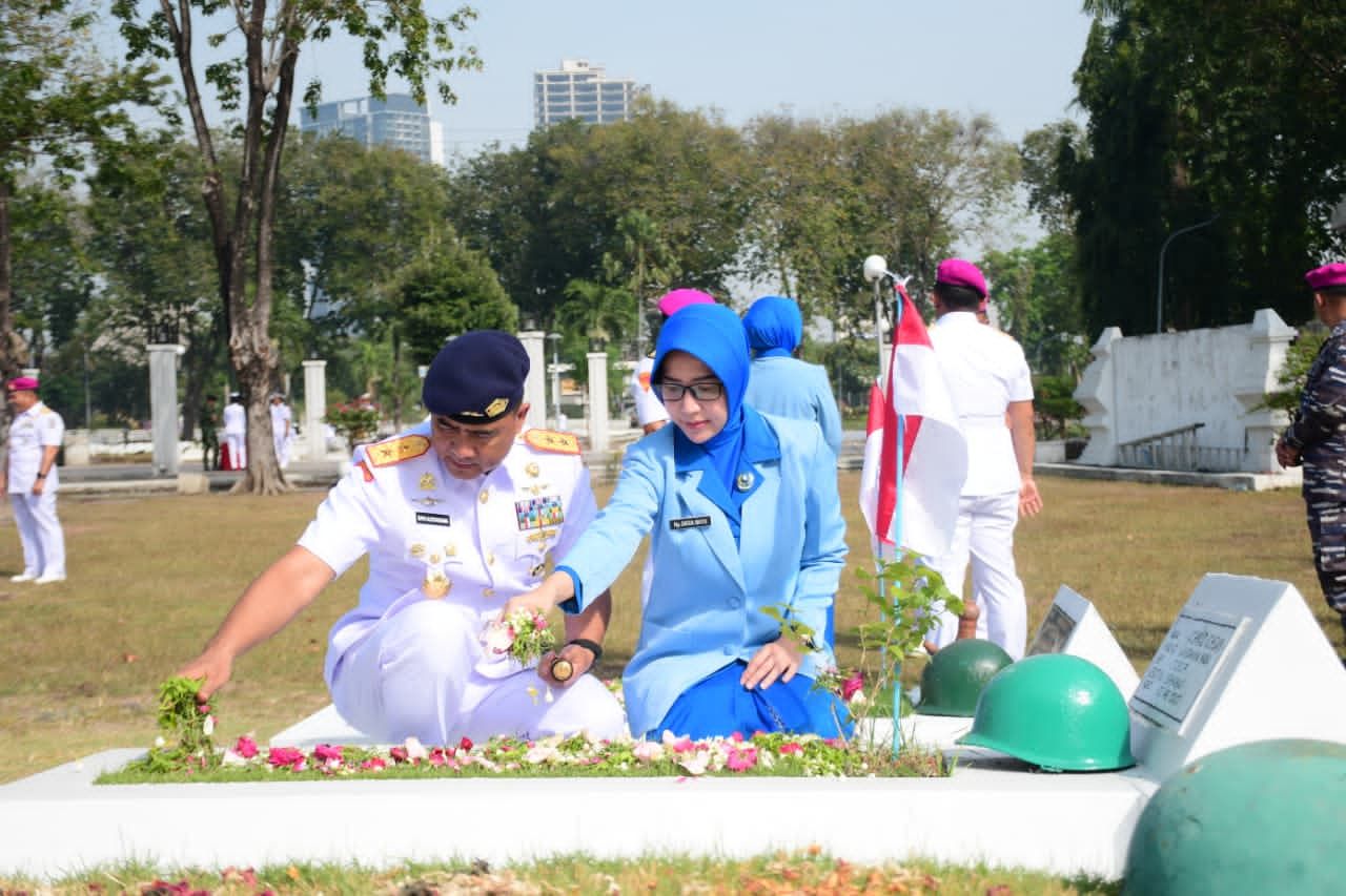 Jelang HUT TNl AL ke-80, Komandan Puspenerbal Ziarah Rombongan di TMP 10 November Surabaya