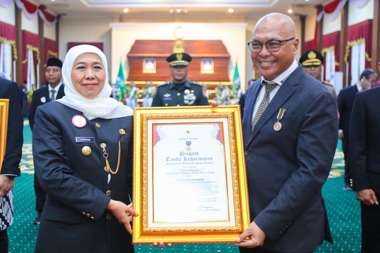 Gubernur Jatim Anugerahkan Lencana “Jer Basuki Mawa Beya” kepada Ketua Umum PWI