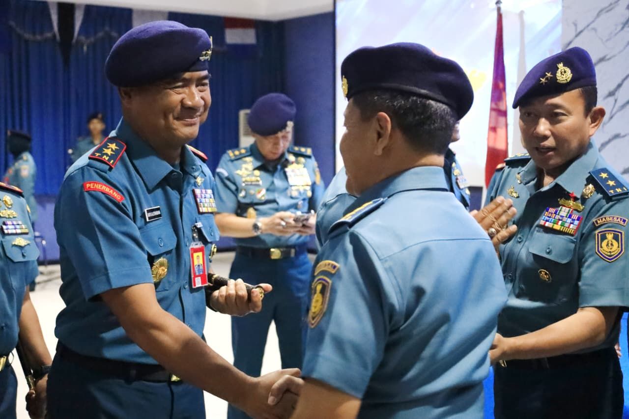 Komandan Puspenerbal Hadiri Penyematan Brevet Kompetensi PWO kepada Pati TNl AL