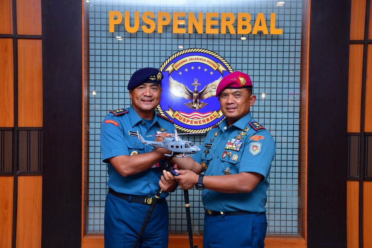 Komandan Puspenerbal Kembali Sematkan Brevet Kehormatan Penerbangan TNl AL kepada Empat Pati TNl AL