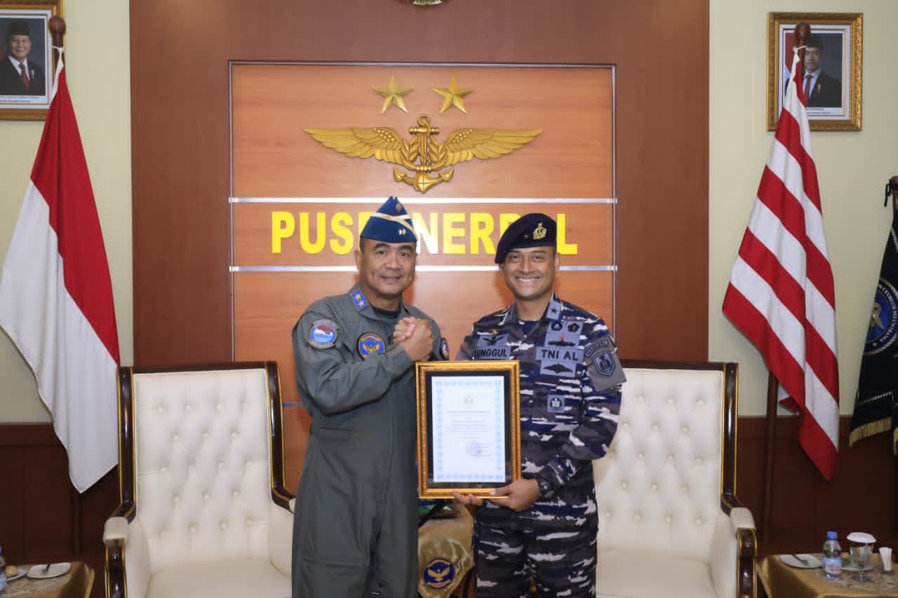 Kepala Dinas Penerangan Angkatan Laut Terima Brevet Kehormatan Penerbangan TNl AL