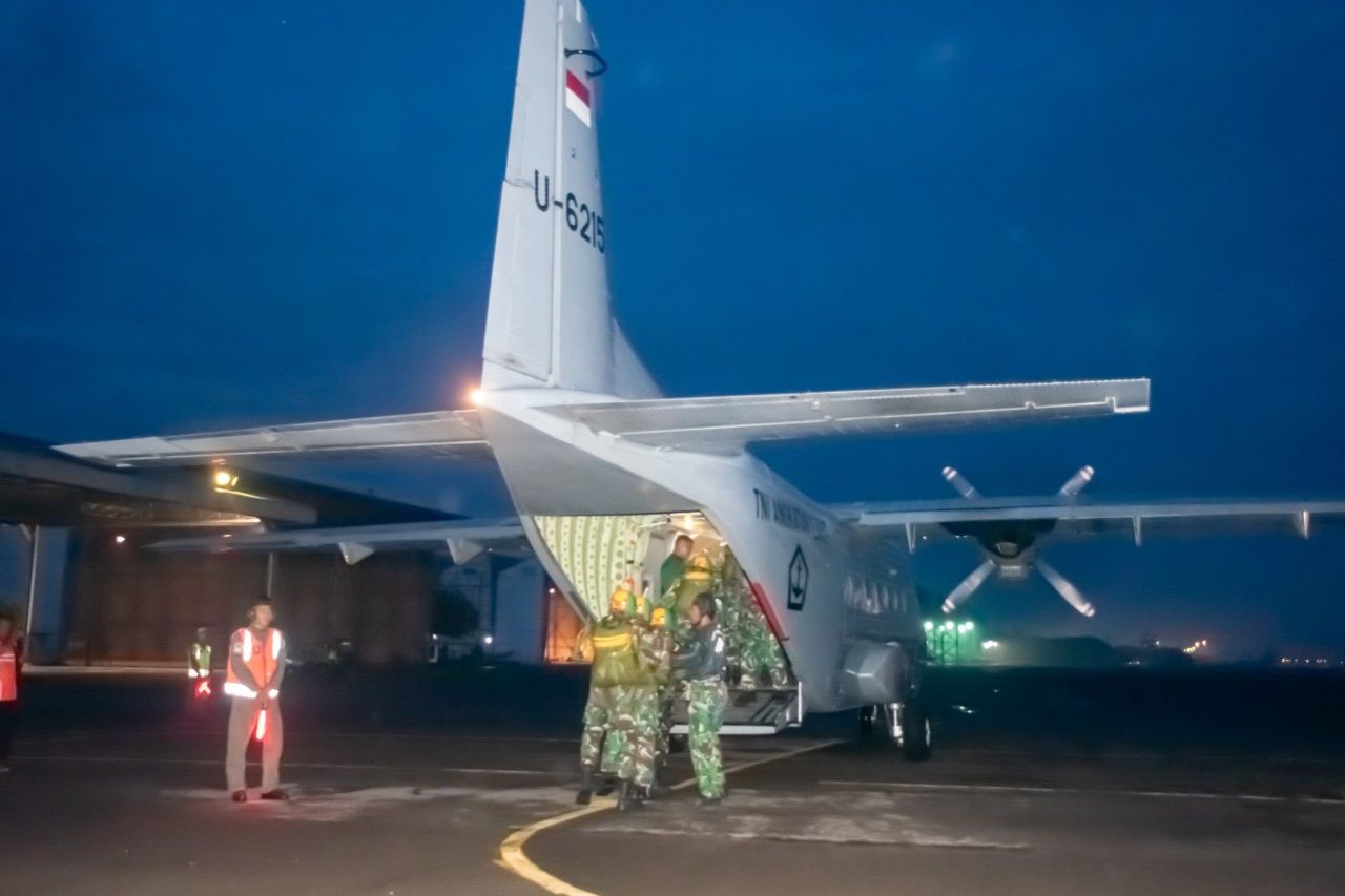 Pesawat Casa TNI AL Laksanakan Dukungan Night Static Jump Dikpasis AAL