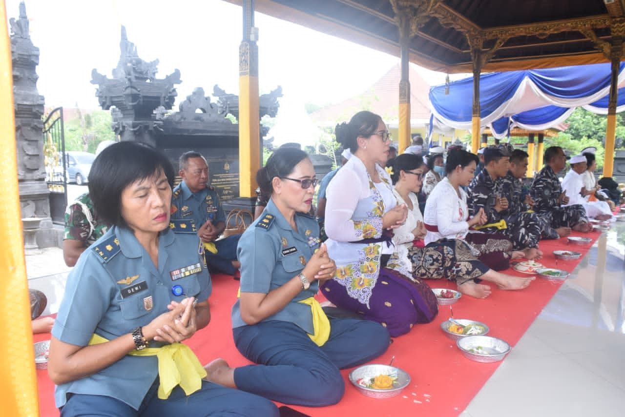 Prajurit Koarmada II Sembahyang Galungan Bersama di Pura Jala Wira Dharma