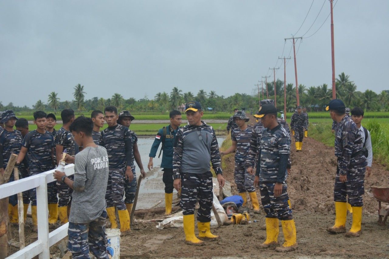 Komandan Kodaeral XI Bersama Prajurit Bangun Jembatan Di Kampung Sermayam II