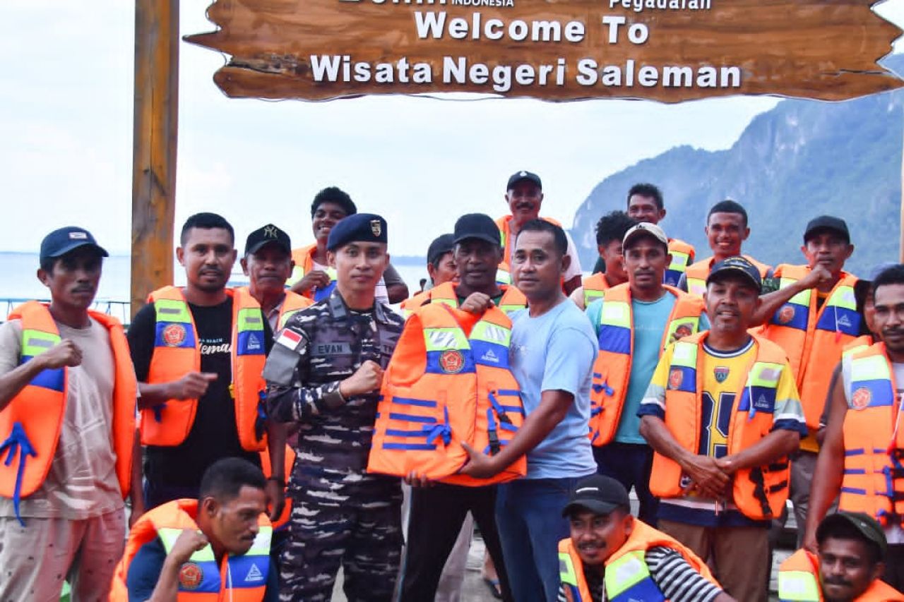 Tingkatkan Standar Keamanan dan Dukung Wisata Bahari, Kodaeral IX Beri Bantuan Life Jacket Nelayan Negeri Saleman
