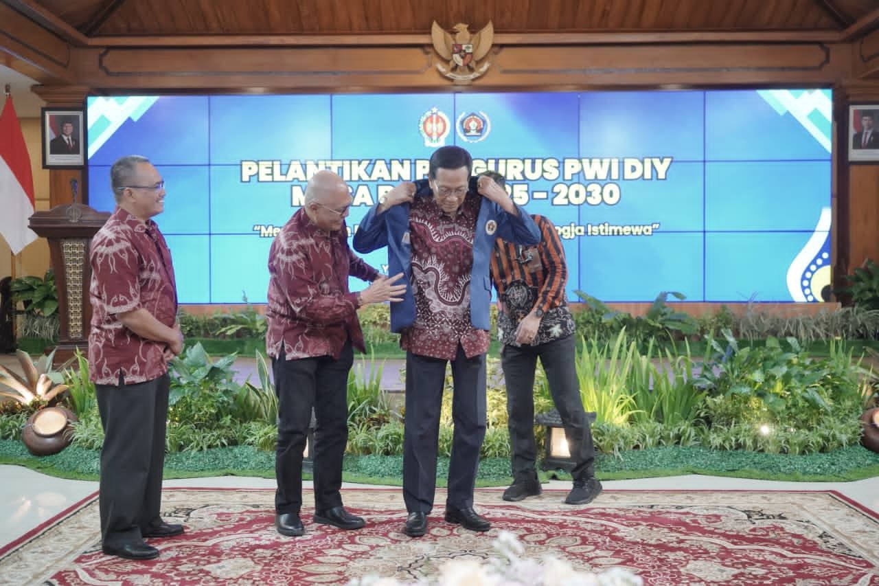 Sultan HB X Terima Anugerah Sebagai Anggota Kehormatan PWI Pusat
