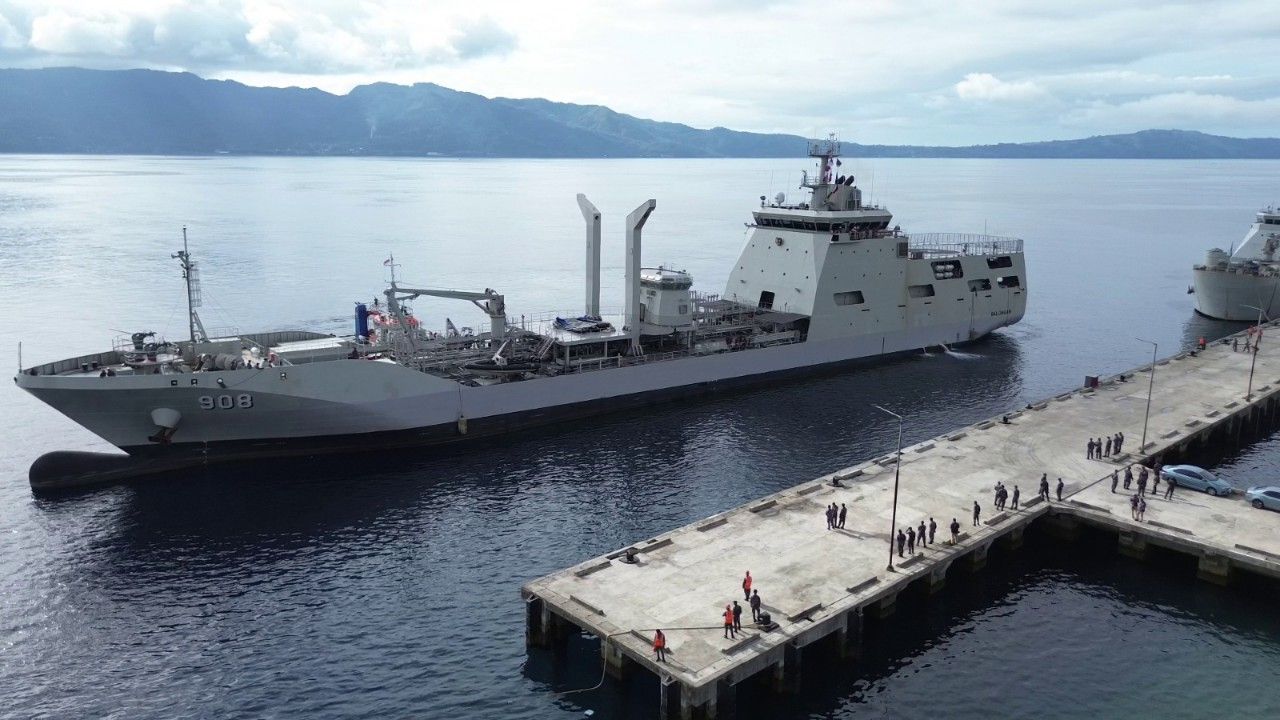 KRI Balongan-908 Sandar di Dermaga Tawiri, Perkuat Operasi Trisila-26 di Wilayah Timur
