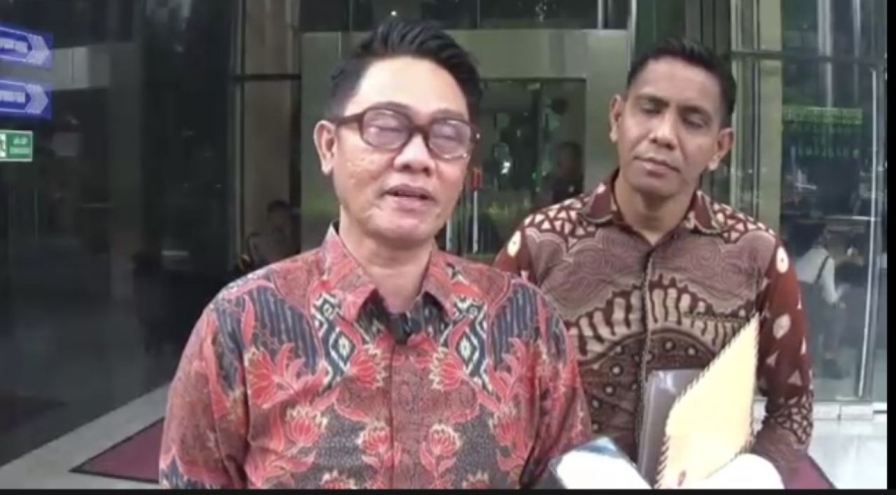 Direktur Eksekutif Etos Indonesia Institute, Iskandarsyah, saat diwawancarai sejumlah awak media usai melaporkan kasus dugaan korupsi di dinas SDA Pemprov DKI Jakarta ke KPK pada  Senin (6/3/2026) Foto: HNN