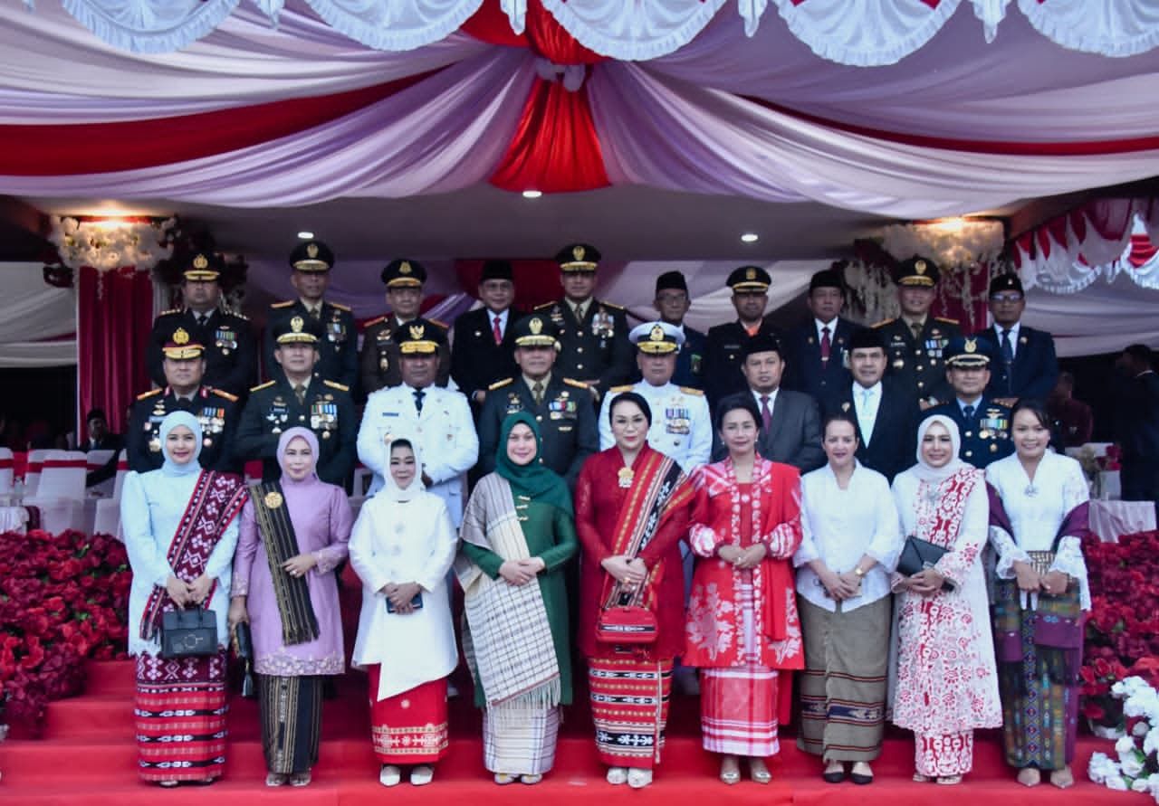 Dankodaeral IX Hadiri Upacara Penurunan Bendera HUT Ke-81 RI di Lapangan Merdeka Ambon