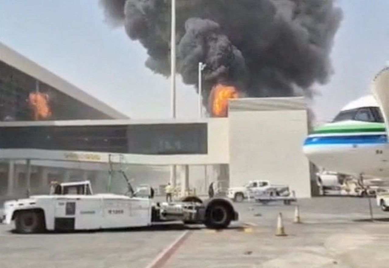 Serangan di Bandara King Khalid, Puing Berserakan dan Ambulans Disiagakan