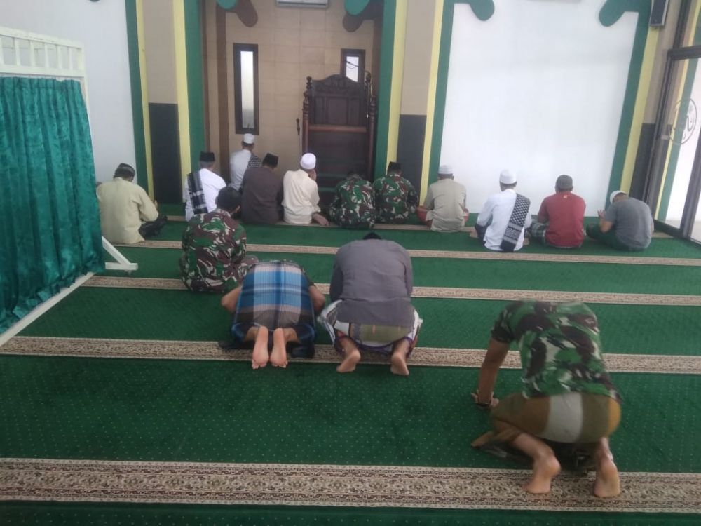 Personil Satgas TMMD ke 106 tetap Melaksanakan Sholat Berjamaah Bersam