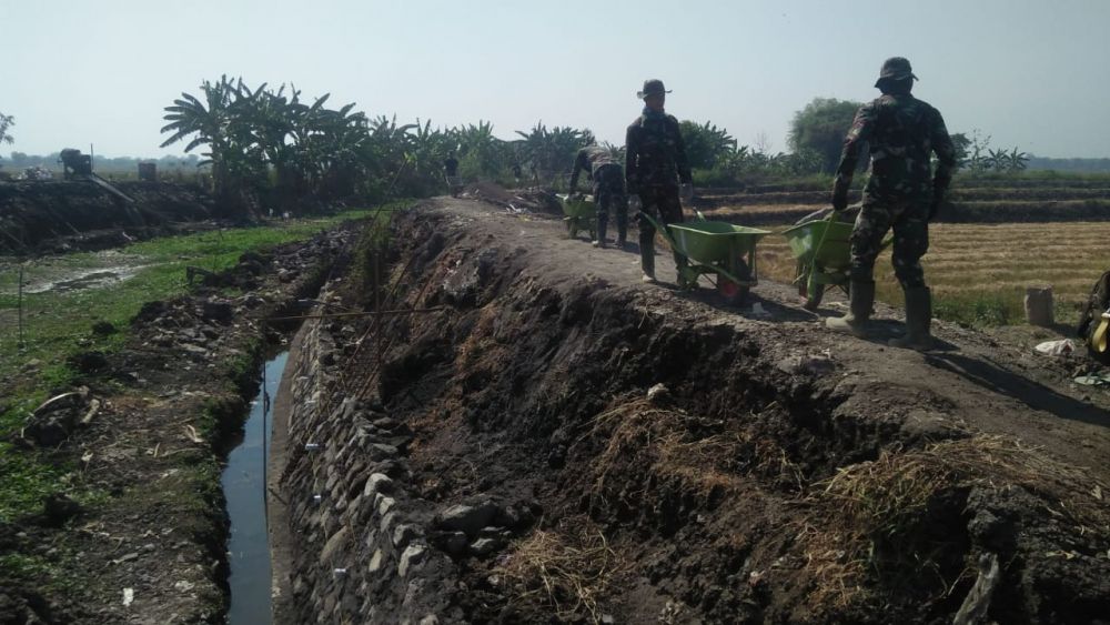 Satgas TMMD Bersama Warga Bebaskan Banjir Di Desa Kupang, Sidoarjo