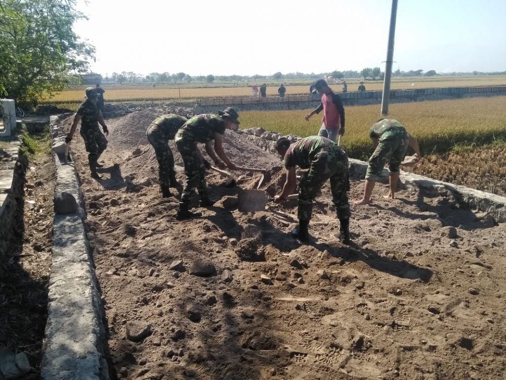 Meski Dengan Alat Sederhana, Namun Semangat Gotong Royong Membara
