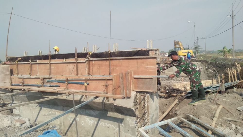 Semangat Satgas TMMD Dalam Menyelesaikan Proyek Pembangunan Jalan