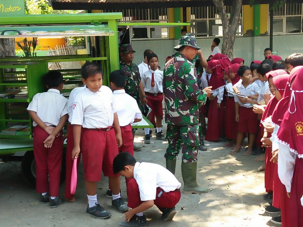 Melalui Simokos Personil Satgas TMMD Berikan Pengetahuan Kepada Siswa