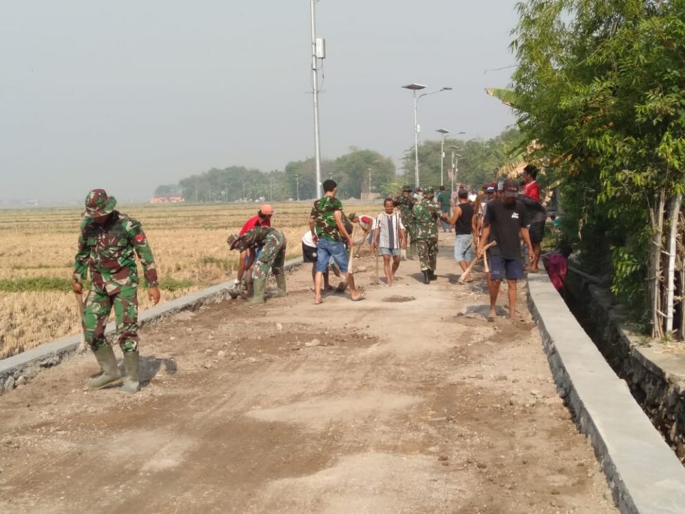 Untuk Mencapai Target Tim TMMD ke 106 Melakukan Lembur Bersama Warga