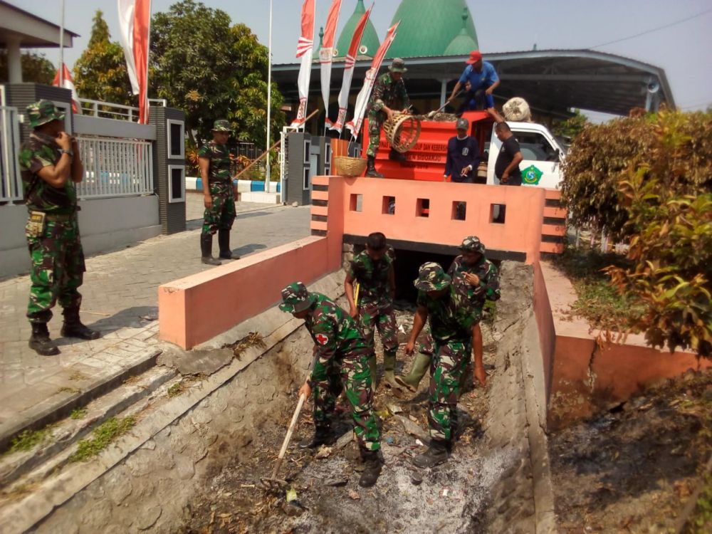 Tim TMMD Mulai Memperhatikan Kebersihan Sungai Di Sekitar Rumah Warga