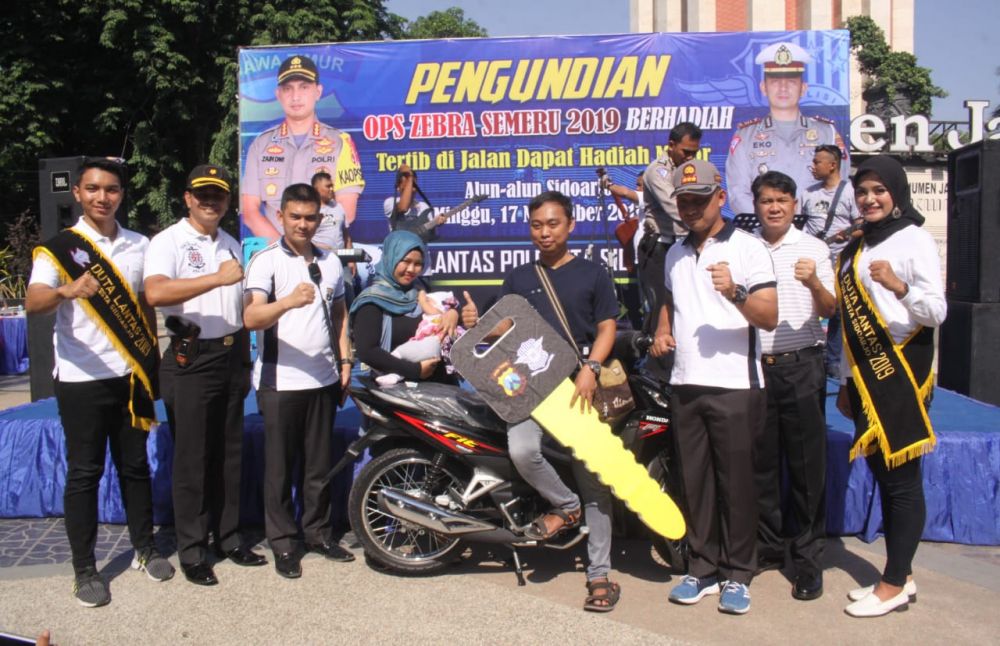Kapolresta Sidoarjo Serahkan Hadiah Motor Ke Pengendara 