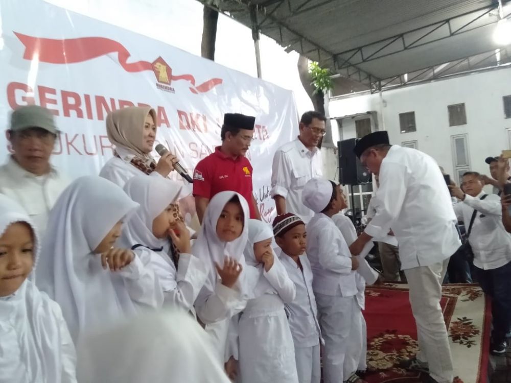 Ketua DPD Gerindra DKI, m Taufik saat memberikan santunan kepada ratusan anak yatim di kantor DPD Gerindra DKI Jakarta, Rabu (6/3/2020).