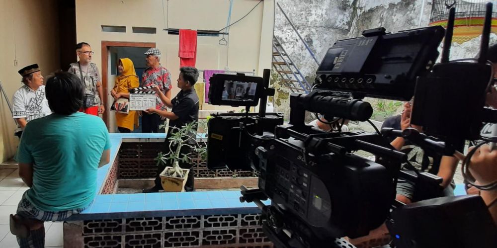 Kartolo CS beserta sutradara dan crew dari Siswa SMK dr.Soetomo Surabaya Saat Syuting Film perdana.(Foto:Pul)