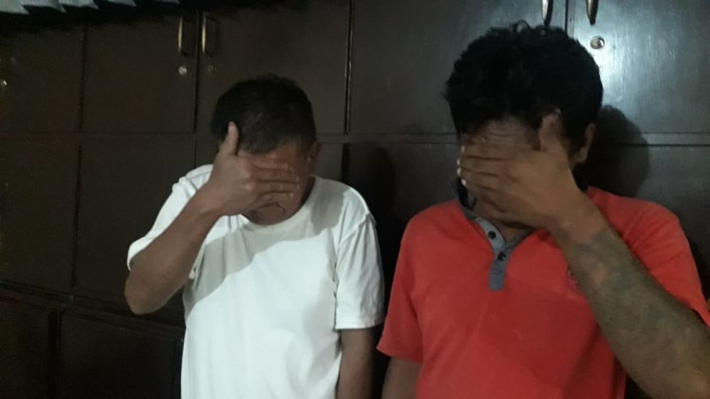 Apes! Dua Pria Surabaya di Tangkap Polisi Saat Asik Ngisap Sabu 