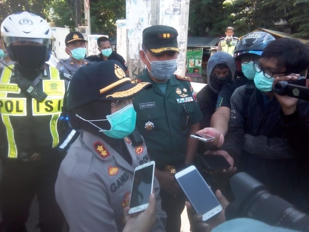 Polres Tanjung Perak Bersama Tiga Pilar Semprotkan Disinfektan