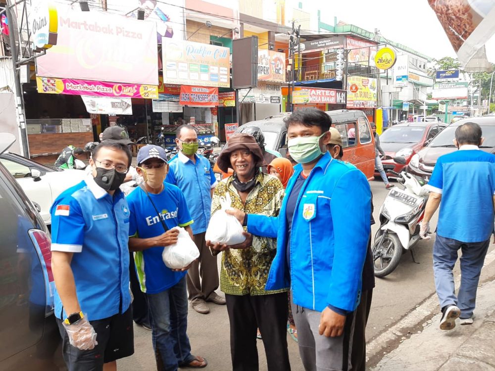 Ketua Permakindo Raden Andreas Nandiwardhana (paling kiri) saat membagikan sembako kepada komunitas ojek online. (Foto: dok.Hariannasional News)
 
