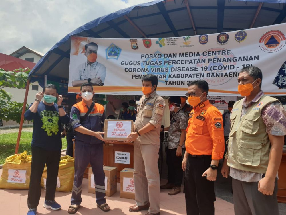 Huadi Nickel Alloy Menyerahkan APD kepada Satgas Covid-19 Bantaeng