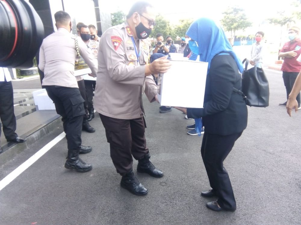 Dampak Covid 19, Polda Jatim Bagi-Bagi Bingkisan Tali Asih