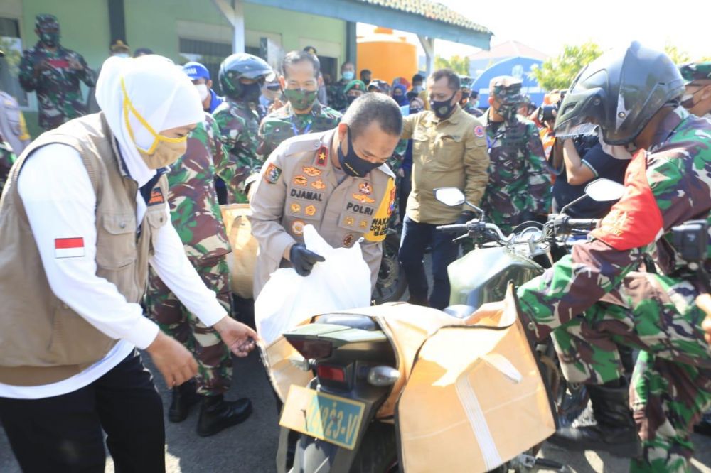 Gubernur Jatim Kunjungi Dapur Umum Di Makodim 0817 Gresik