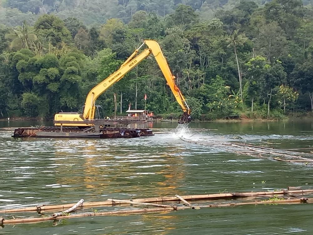 Perum Jasa Tirta Bongkar  Kramba Jaring Apung Di Waduk Selorejo