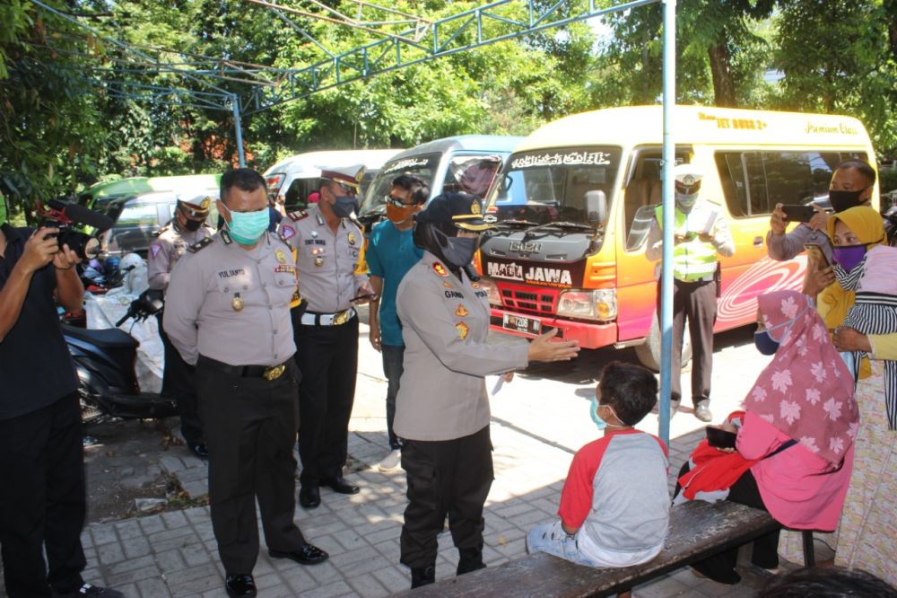 Nekat Angkut Penumpang, Satlantas Amankan  7 Mobil Elef Di Suramadu