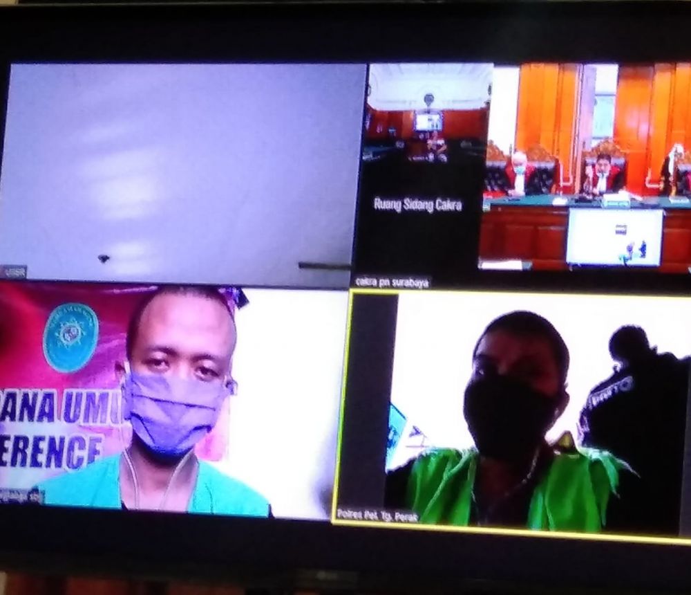 Terdakwa Ariyanto Laloan (kanan) sat sidang telekonferensi di PN Surabaya