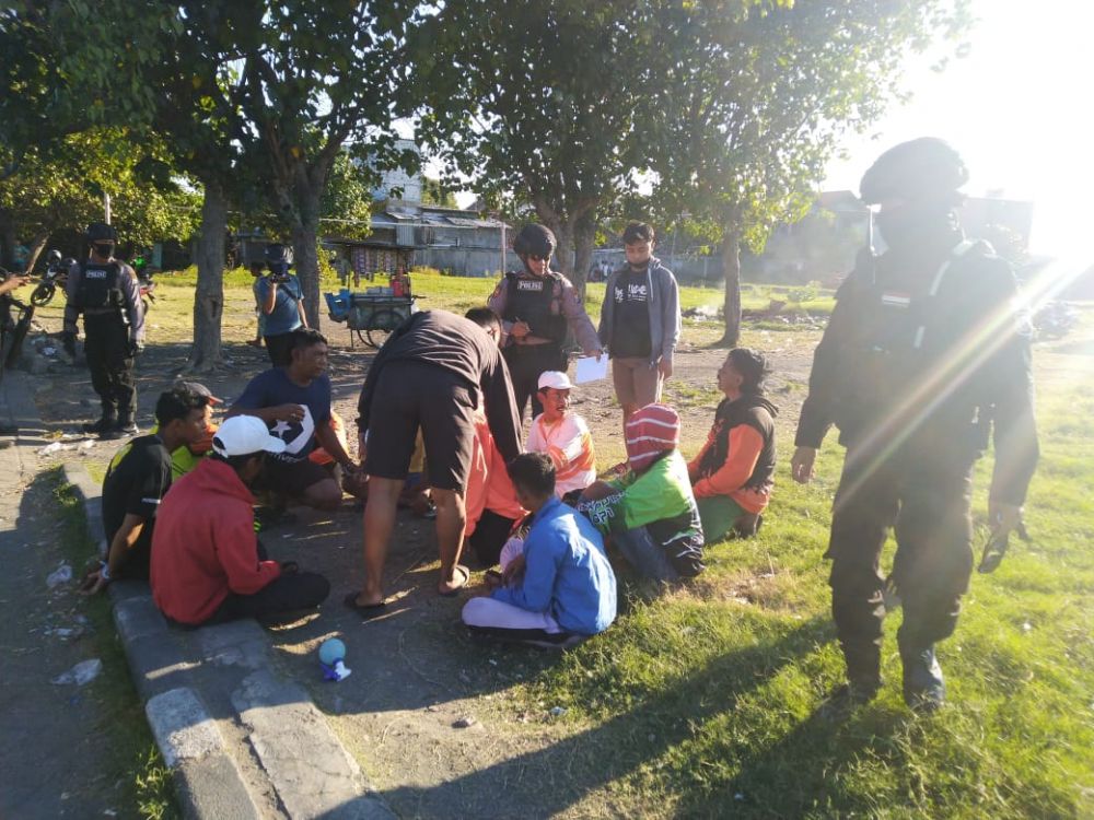 Grebek Tempat Perjudian Balap Burung Dara, Polisi Amankan 12 Orang 