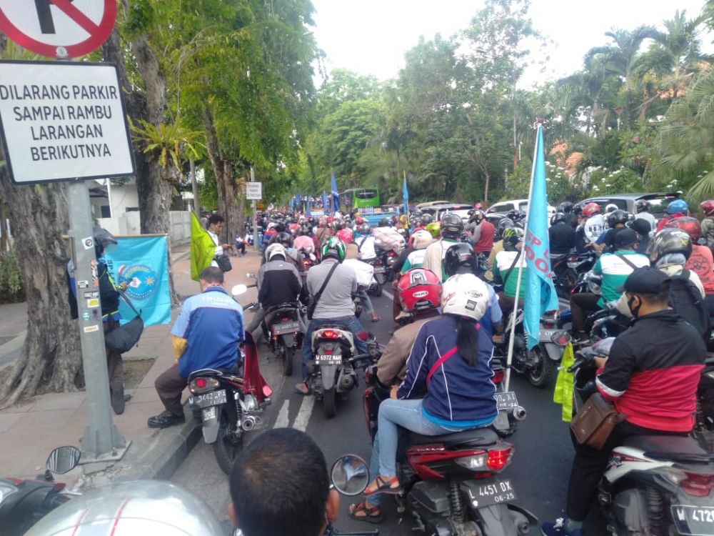 Massa Aksi Menuju Pemprov Jatim, Tolak Omnibus Law Cipta Kerja