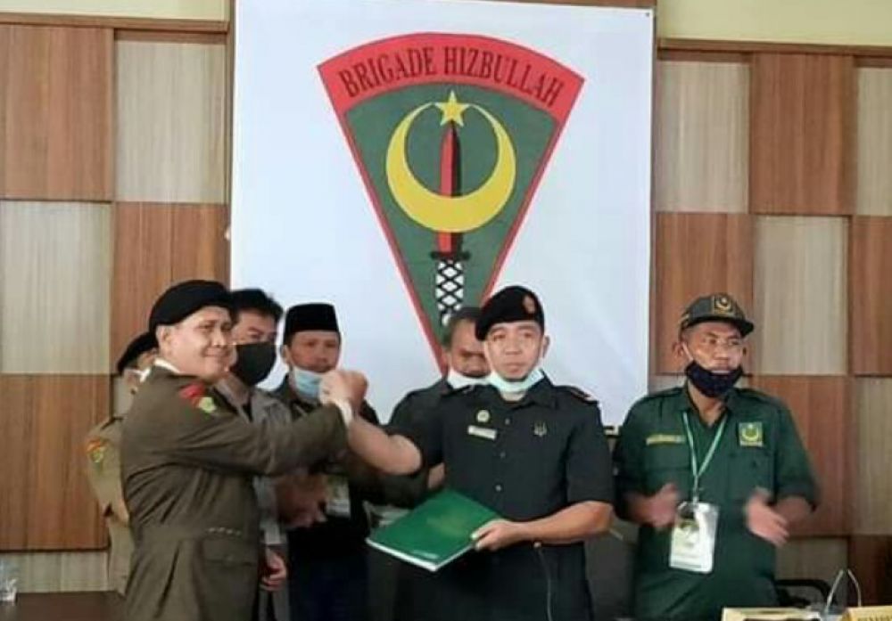 Ade Umar (kanan) terpilih jadi Komandan Pusat Brigade Hizbullah Bulan Bintang secara aklamasi. Foto: Istimewa
