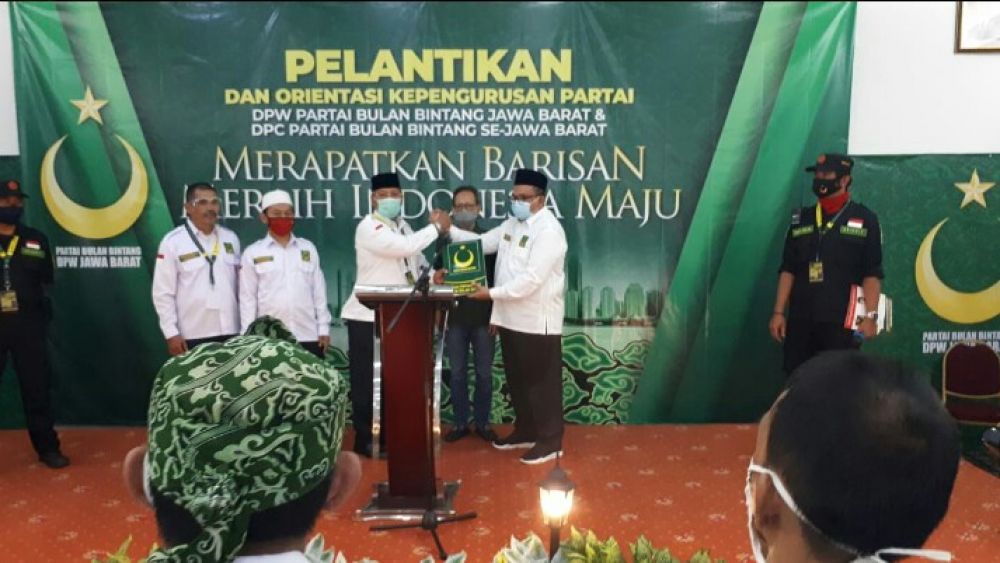 Salam Komando Sekjen PBB Afriansyah Noor (Kanan) dengan ketua DPW PBB Jawa Barat Saifullah Rusyad dan disaksikan waketum PBB Fuad Zakaria (tengah). Foto: Istimewa